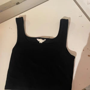 Svart linne - Svart crop topp linne med fin urringning!! Bara använd 1 gång😍