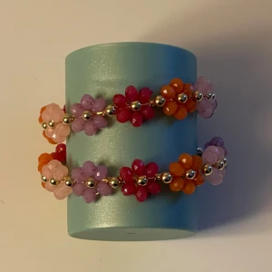 Blommiga örhängen - Set med färgglada örhängen dekorerade med små blommor i rosa, lila, rött och orange. Endast testade💕