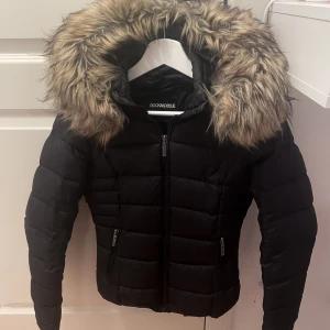 Svart rock and blue jacka - Säljer denna rock and blue jacka i storlek 32. Jackan är mycket varm och perfekt till vintern. 🖤