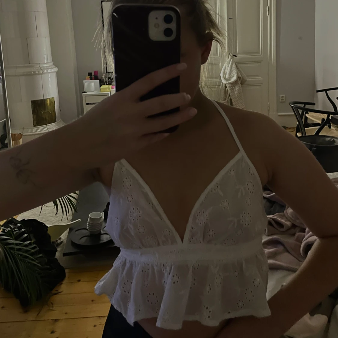 Vit spetslinne med volang