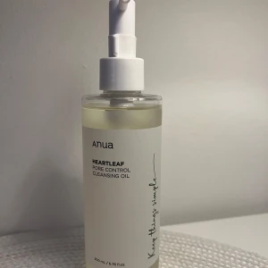 Anua Heartleaf Pore Control Cleansing Oil - Säljer Anua Heartleaf Pore Control Cleansing Oil eftersom att jag köpte fel av misstag då jag trodde jag köpte sensetive varianten av den! Jag har ej förpackning då jag trodde det var sensetive men den är helt oanvänd då jag insåg att de var fel innna jag ens hunnit använda den! Vid frågor skriv!