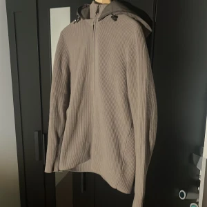 Massimo Dutti Cardigan - Säljer en mycket eftertraktad Massimo Dutti Cardigan som inte tillverkas längre i storlek L, men passar som M. Den är beige och bara använd ett fåtal gånger. Skick 9,5 av 10. Kan lösa fler bilder.