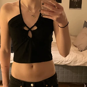 Svart festlinne - Svart topp från Weekday. Jättesnygg men lite för stor för mig 💕