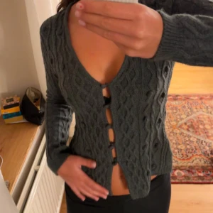 Grå kofta  - Jättegammal grå kofta från Zara, säljs ej längre. Använt väldigt sparsamt. Har inga defekter utöver att sista knappen håller på att tappa det gråa meterialet. 