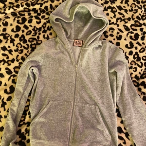 Vintage Juicy Couture set💕 - Grått vintage Juicy Coture set. Tröjan är i storlek M och byxorna är i storlek S. Tröjan är i jättebra skick men byxorna är avklippta av den jag köpte dom av och det är en fläck på ena benet(syns på bild 3), men de är inte slitna alls. Pris kan diskuteras skriv för fler bilder💕