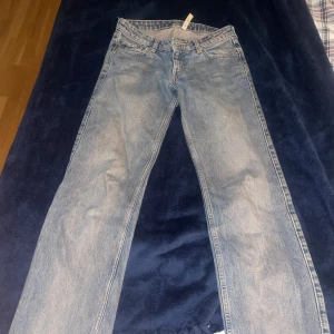 Y2k Vintage 2000s  jeans - Säljer ett par lågmidjade y2k blå jeans med femficksdesign och rak passform. Perfekta för en avslappnad stil. De har en traditionell knappgylf och bälteshällor. Pris kan diskuteras