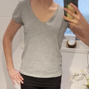 Grå v-ringad t-shirt - Snygg grå t-shirt med v-ringning. Ända t-shirt som sitter perfekt. Storlek XS/S, skriv vid frågor❤️❤️
