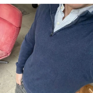 Half zip från Volt - Jättesnygg halfzip från volt. Tröjan är i storlek small men sitter ganska litet så skulle rekommendera om du brukar ligga mellan S och XS. Tröjan är i mycket bra skick. Endast goda omdömen på plick så ni kan vara säkra på god affär🙏🏽