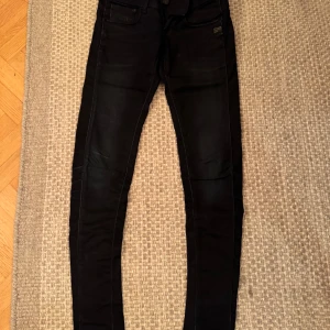 Mörkblå jeans från G-Star - Snygga mörkblå jeans från G-Star med en tight passform. 25/32 Stretchiga. De har en klassisk femficksdesign och en diskret logga på bakfickan, låg midja.  Perfekta för en stilren look. Älskar dem❤️