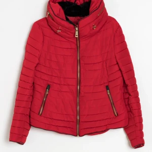 Röd jacka zara - En röd vår/höstjacka med svart päls. Pris kan diskuteras