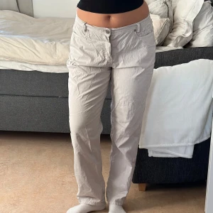 Byxor  - Jätte bekväma byxor köpta från second hand! Den har lite pärlor på fickorna som söt detalj men olika mängd 