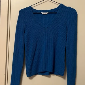 Blå stickad tröja - Färgen är något ljusare i verkligheten