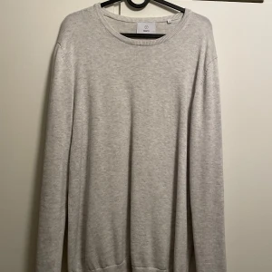 Grå stickad tröja från bläck. Storlek M - En grå stickad tröja från bläck. Sparsamt använd.