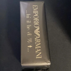 Emporio Armani Eau De Toilette Spray - Emporio Armani Eau De Toilette för män, en elegant och maskulin doft. Flaskan är stilren och svart, vilket ger en lyxig känsla. Perfekt för den moderna mannen som vill utstråla självsäkerhet.