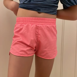 Rosa shorts  - Ett par rosa badshort. Perfekt till sommaren eller en resa till värmen. Det är storlek 110-116 men en 8åring kan ha dom.Pris kan såklart diskuteras!!