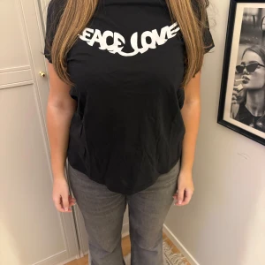 Svart t-shirt med tryck från Zadig - Snygg svart t-shirt med texten 'Peace Love' i vitt tryck på framsidan.
