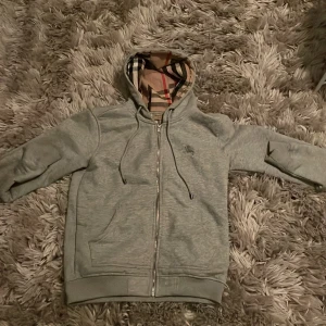 Burberry huva - Snygg Burberry huva, haft den i en månad den är i 9/10 skick. Dm för mer bilder, och ställ gärna frågor. Priset kan diskuteras 