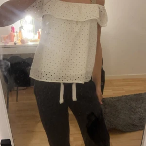 Volang topp - Säljer denna super fina volang topp perfekt till sommaren och passar till allt! Storleken är 158/164 men passar bra på mig som har xs/s