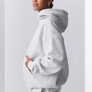 Grå Gina Tricot hoodie - Säljer en stilren grå hoodie med en klassisk design. Den har en rymlig passform och en praktisk ficka på magen. Perfekt till allt! Den är i storlek M och är aldrig använd endast provad💓