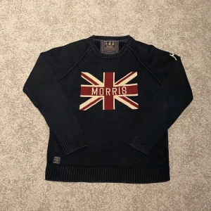 Morris tröja  - Snygg svart tröja från Morris med ett stort Union Jack-motiv i rött och beige på framsidan.  Tröjan är nästan aldrig använd. Skriv gärna vi frågor⚜️