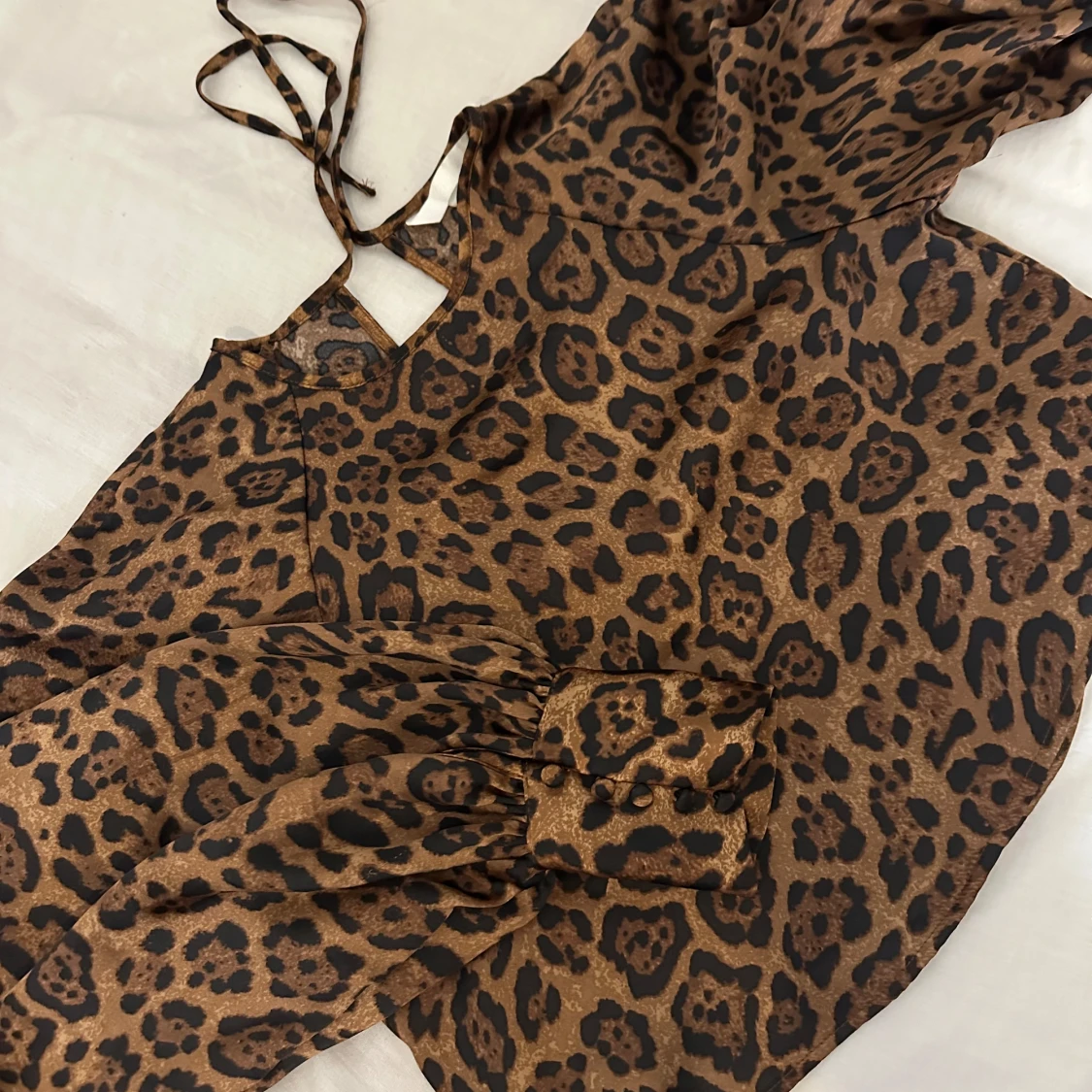 Leopardmönstrad topp\blus  med knytband  - 91