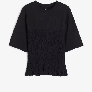 Super fin svart smockrad t-shirt - Säljer denna superfina t-shirt från hm. T-shortsen är slutsåld överallt i alla storlekar. Den är helt oanvänd. 