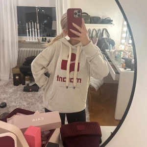 Isabel Marant hoodie - Funderar på att sälja denna Isabel Marant hoodie då jag endast använt den 1 gång. Så fin grå färg med vinröd logga. Den är i strl 34. Skulle säga att den passar XS-S o är lite oversized. I princip helt nytt skick så går därför inte ner i pris 🩷