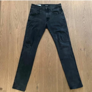 Replay 31/32 - Snygga jeans från replay i storleken 31/32. Väldigt bra skick och är som nya. Säljer då de inte passar mig. Bara att skriva vid funderingar och frågor.
