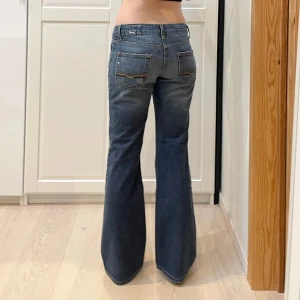 Lågmidjade bootcut jeans🤩 - Midja 39,5 cm rakt över, gren 20 cm o innerben 76 cm💕märkta W30/L31 vilket jag skulle säga motsvarar xs-s. Jae 169 för referens 