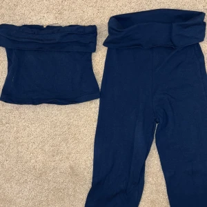 Marinblå set från Pull&Bear - Snygg mörkblå byxdress från Pull&Bear i storlek XS. Setet består av en tubtopp och matchande yoga pants till. Topp-80kr byxor-100kr set-180kr❤️settet passar mig som är 164cm perfekt! Skriv om ni bara vill köpa en av de innan ni köper tack😋