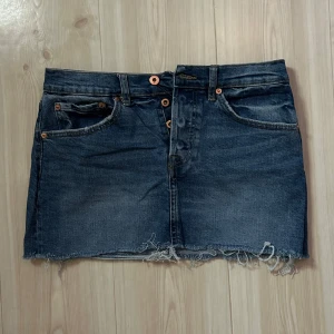 Jeanskjol  - Sjukt snygg jeanskjol men har en exakt likadan därav säljer jag denna! 