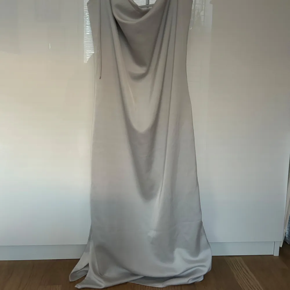 Populär klänning från weekday i créme färg i satin. Otroligt somrig och fin. Passar till examen, sittningar, midsommar och födelsedagar samt sommarkvällar. . Mekot.