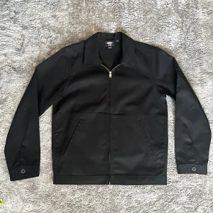 Svart Dickies jacka - Svart Dickies jacka köpt för ca 1000kr. Den är aldrig använd och har inga defekter eller fläckar.  Den är i storlek S och passar mig bra, som är ca 180cm lång och väger ca 67kg. 