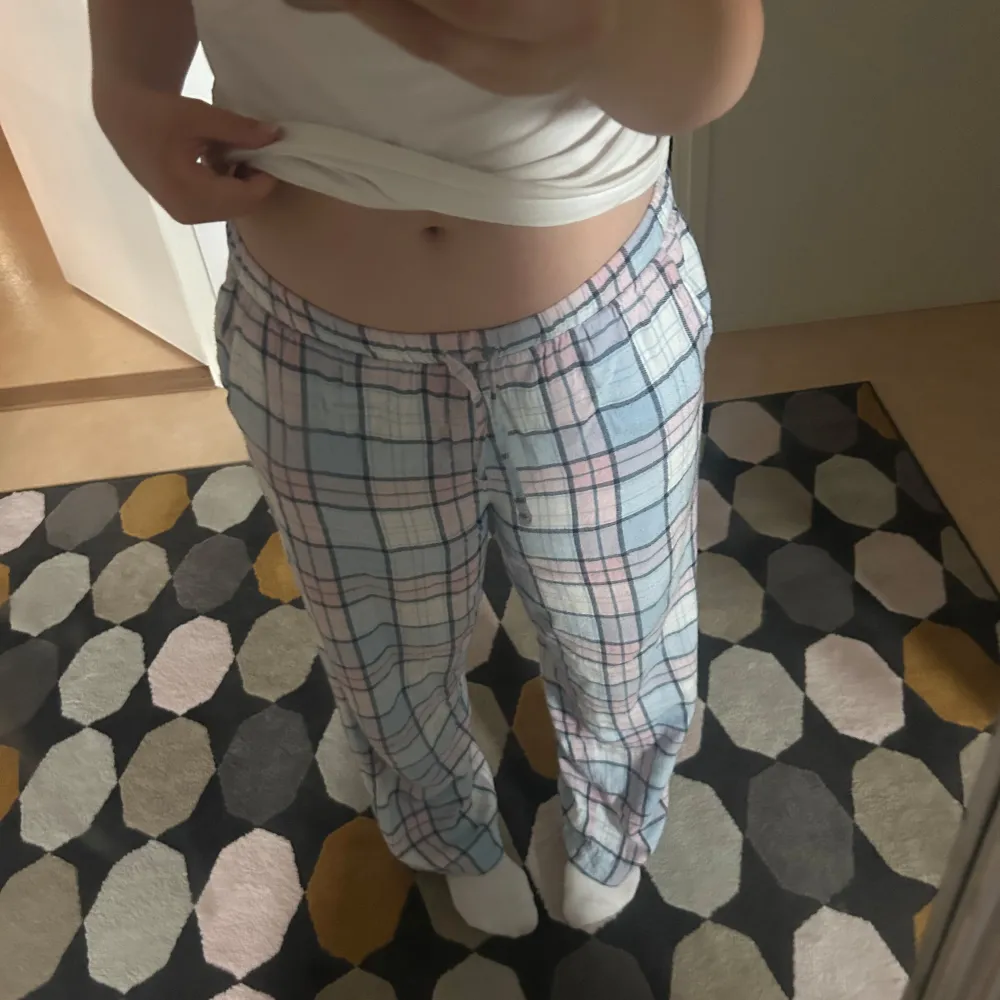 Jätte söta pyjamasbyxor från cubus 💗går att vika ner till lågmidjat som på andra bilden💗 bra skick knappt använda 💞 . Jeans & Byxor.