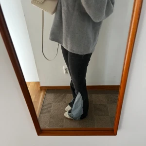 Jeans - Omsydda jeans från zara!! Midja rakt över: 37 innerben: 80. Pris kan disskuteras