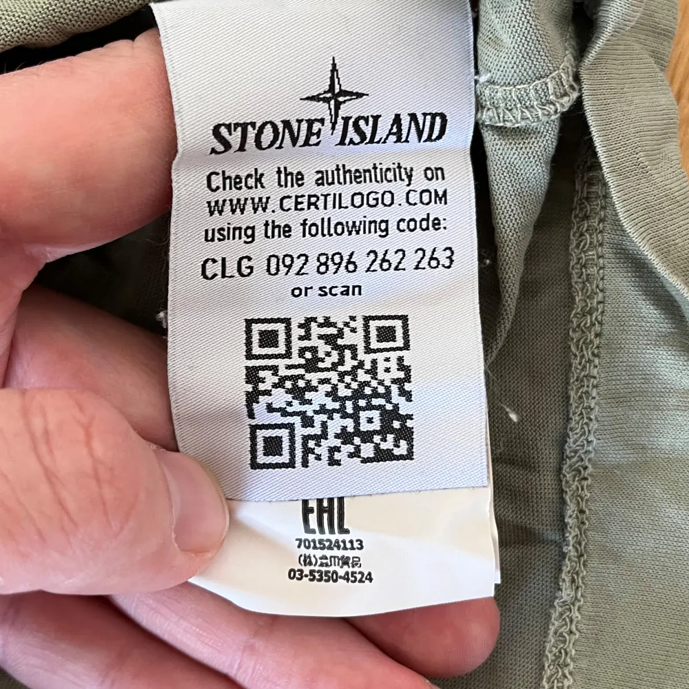 Säljer min fina Stone island T-shirt knappt använda skick 9/10 skrynklig för den har legat i källaren men är ju bara att stryka den👍. T-shirts.