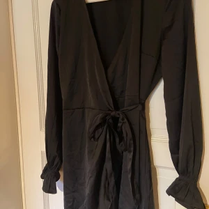 Svart volangklänning - Använd en gång på ett julbord annars oanvänd