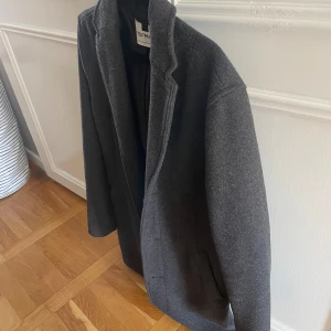 Rock grå  - Topman rock. Fint skick och sparsamt använd. Snyggt till höst vinter. Storlek XS fits S