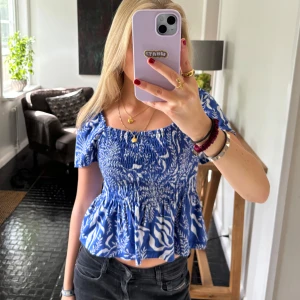 Blå vit topp - Blå vit slutsåld topp från HM, storlek M men passar även xs/s