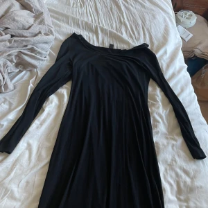 Lång klänning  - *lång svart klänning  *andvänt några gångar  *litet hål vid benet *inga missfärgningar 