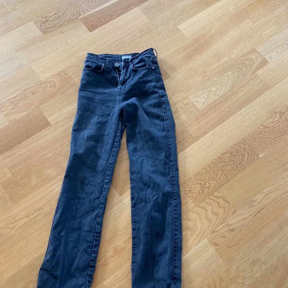 Svarta jeans med en urtvättad färg, använda men inget dåligt skick, hög midja, rak i modellen . Jeans & Byxor.