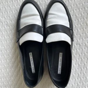 Loafers - Loafers ifrån &otherstories. Knappast använda. Superskönt och stilrena skor. 