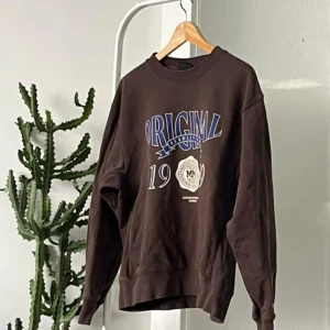 Collegetröja - Retro collegetröja   100% bomull   Strl M  Mkt fint använt skick utan anmärkningar EDIT hittade ett minimalt hål på axeln, se bild 