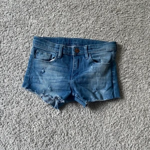 Jeansshorts  - Lågmidjade jeansshorts jag gjort själv 🩷 Själva jeansen är från början från hm💕