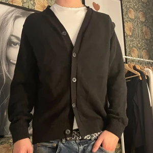 Svart cardigan  - Min kille ville försöka sälja lite kläder, aldrig använd super bra skick och riktig snygg. Tröjan är ifrån Hm i storlek M. Skriv för flera bilder❤️‍🔥❤️‍🔥