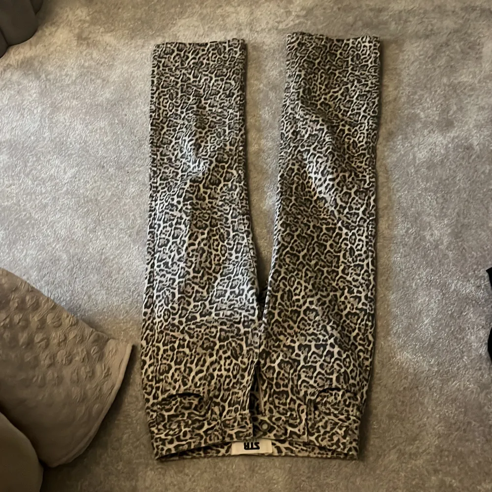 Leopard jeans från strandinarvius, dom är Low/mid waist och sitter perfekt på mig i längden som är 167🥰Byxorna har aldrig använts och nypriset är 500kr! . Jeans & Byxor.