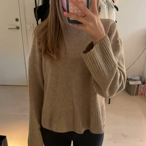 Other stories stickad tröja - Säljer denna jättepopulära other stories tröja! Det ör i super fint skick men har en jötte liten fläck på framsidan som knappt syns! Hör av dig om du vill ha fler bilder eller annan info!!