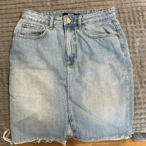 Jeanskjol - En ljusblå jeanskjol från bikbok i storlek 36🥰för fler bilder skriv privat 
