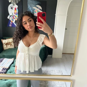 Söt vit topp - Söt vit topp använd få gånger. Köpte i lager 157 men sydde om där framme för den hade ett hål mellan brösten, sömnen synd inte alls och tröjan ser helt vanlig och ny ut.