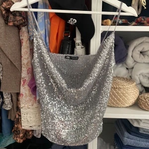 Silvrig glitter linne  - Jätte fin silvrigt glitter linne använt en gång kostade 199kr kommer aldrig till användning💓